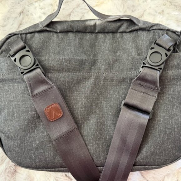 Vanquest Tekko 6 Sling Crossbody bag - Picture 2 of 5